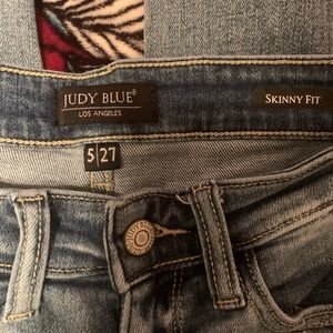 Judy Blue. Paint Splash Skinny. Size 5/27